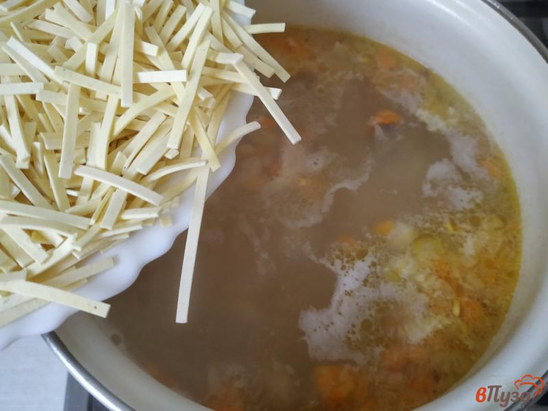 Фото приготовление рецепта: Суп с лапшой на бульоне с куриного потроха шаг №9