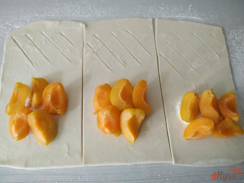 Фото приготовление рецепта: Слойки с абрикосами шаг №5