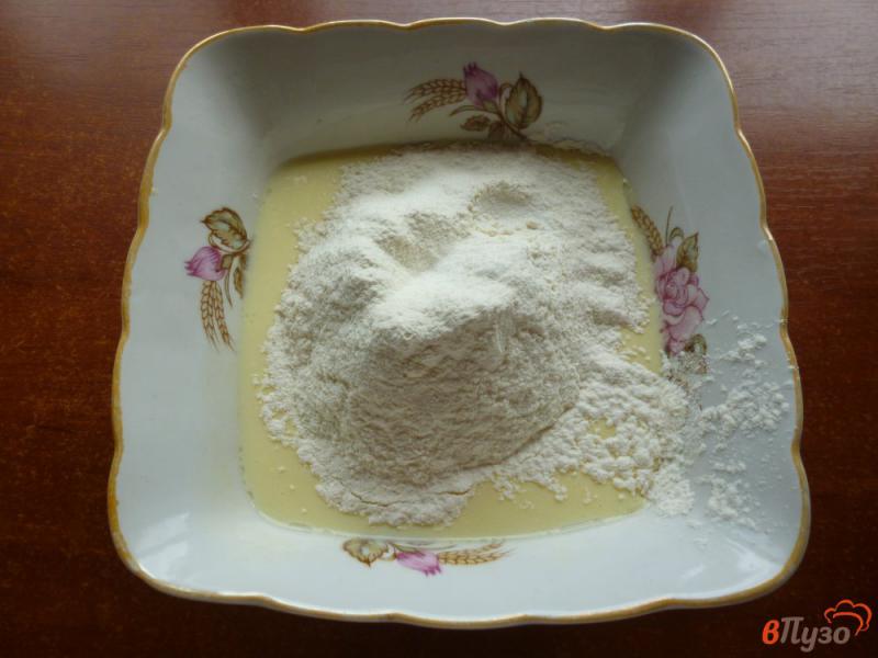 Фото приготовление рецепта: Открытый пирог с фаршем помидорами и сыром шаг №3