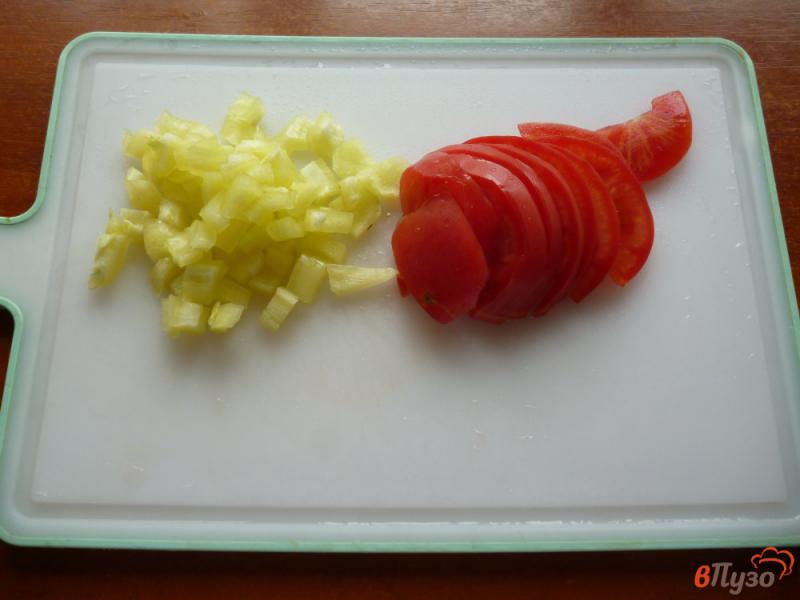 Фото приготовление рецепта: Открытый пирог с фаршем помидорами и сыром шаг №6