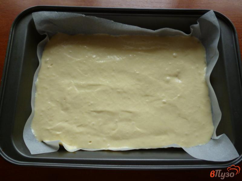 Фото приготовление рецепта: Открытый пирог с фаршем помидорами и сыром шаг №7