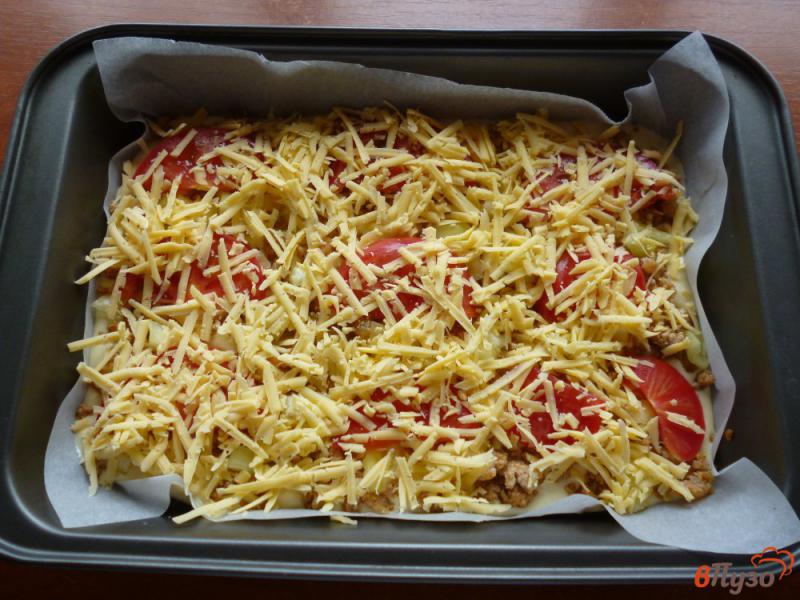 Фото приготовление рецепта: Открытый пирог с фаршем помидорами и сыром шаг №10