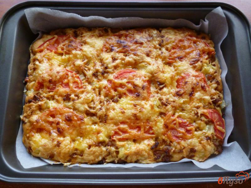 Фото приготовление рецепта: Открытый пирог с фаршем помидорами и сыром шаг №11