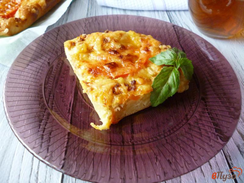 Фото приготовление рецепта: Открытый пирог с фаршем помидорами и сыром шаг №12