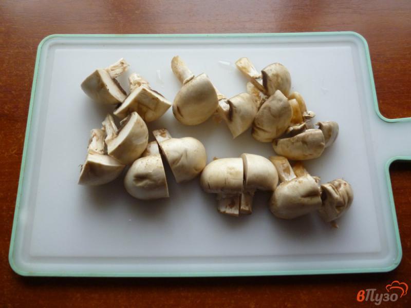 Фото приготовление рецепта: Салат из огурцов и жареных шампиньонов шаг №1