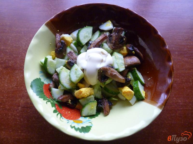 Фото приготовление рецепта: Салат из огурцов и жареных шампиньонов шаг №5