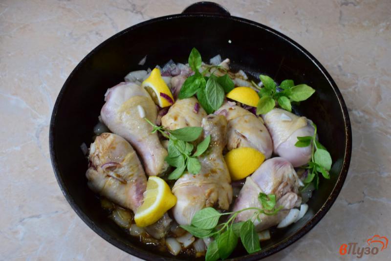 Фото приготовление рецепта: Курица с соевым соусом, лимоном и базиликом шаг №3