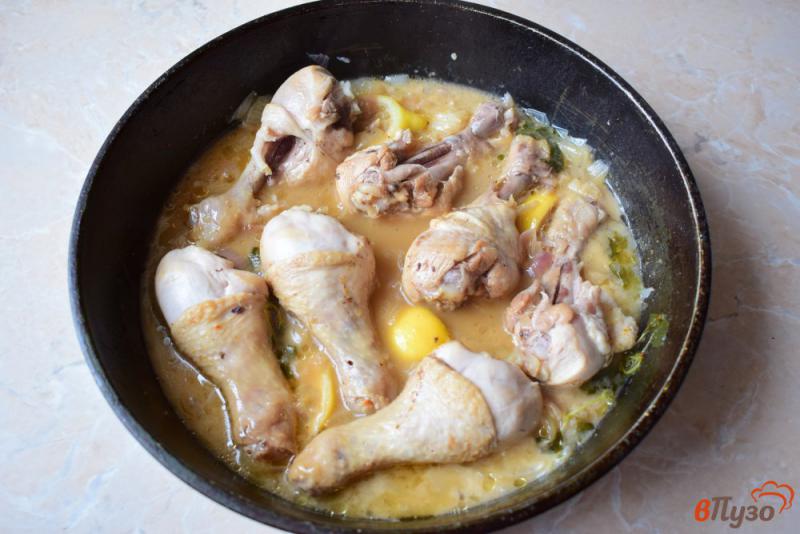 Фото приготовление рецепта: Курица с соевым соусом, лимоном и базиликом шаг №4