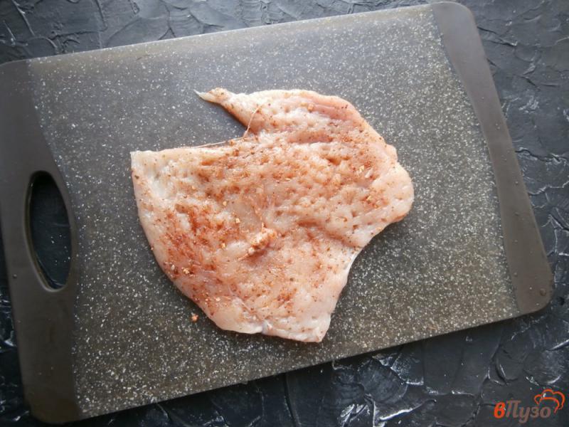 Фото приготовление рецепта: Куриная отбивная в пергаменте на сковороде шаг №1
