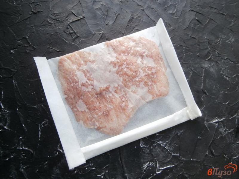 Фото приготовление рецепта: Куриная отбивная в пергаменте на сковороде шаг №3