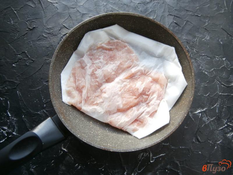 Фото приготовление рецепта: Куриная отбивная в пергаменте на сковороде шаг №4