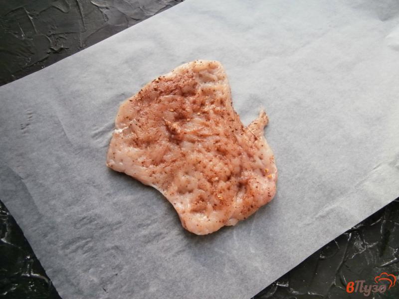 Фото приготовление рецепта: Куриная отбивная в пергаменте на сковороде шаг №2