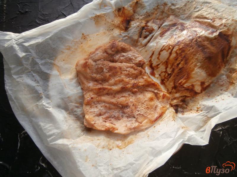 Фото приготовление рецепта: Куриная отбивная в пергаменте на сковороде шаг №7