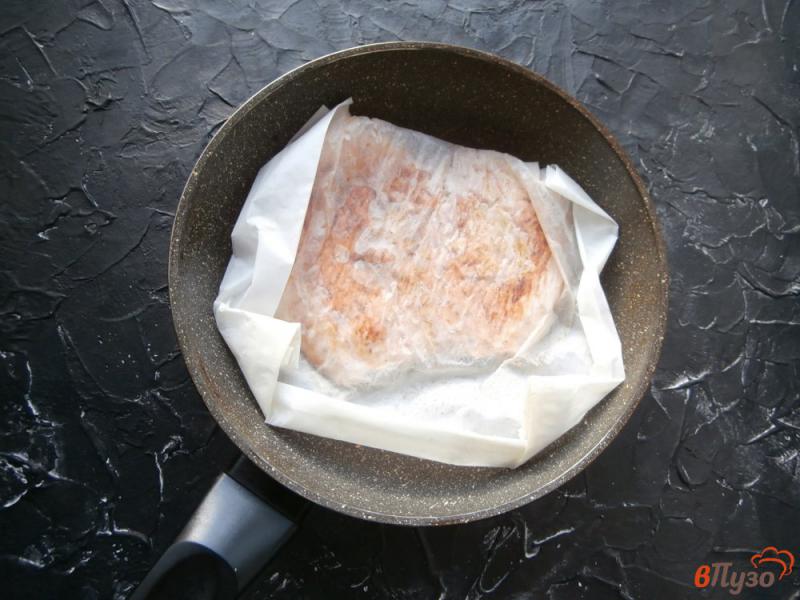 Фото приготовление рецепта: Куриная отбивная в пергаменте на сковороде шаг №5