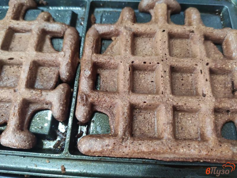 Фото приготовление рецепта: Шоколадные вафли на кефире с семолиной шаг №5