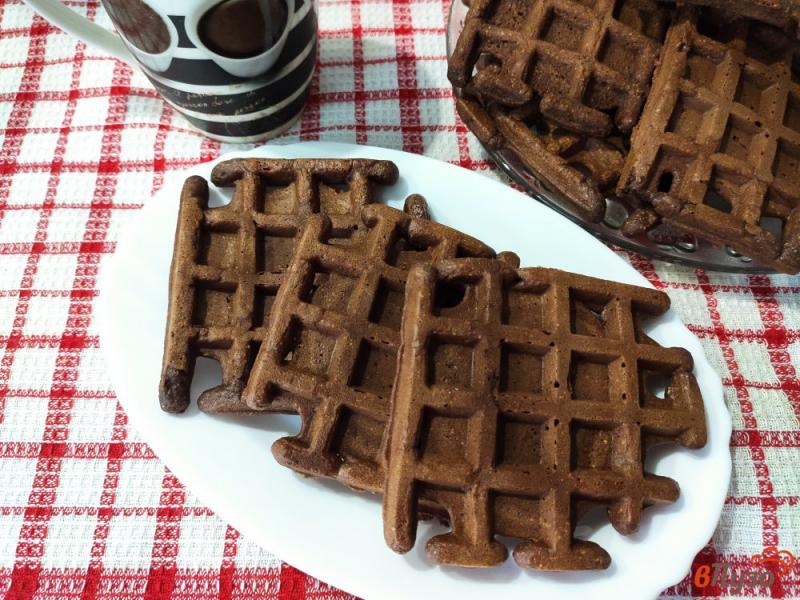 Фото приготовление рецепта: Шоколадные вафли на кефире с семолиной шаг №6