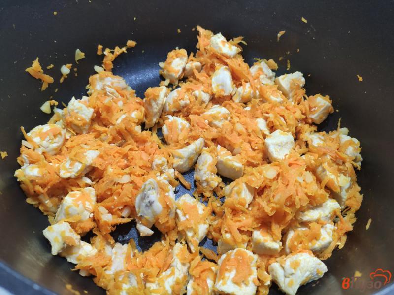 Фото приготовление рецепта: Картофель тушёный с курицей и морковью шаг №3