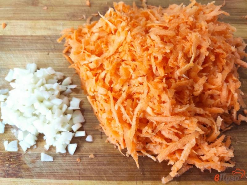Фото приготовление рецепта: Картофель тушёный с курицей и морковью шаг №2