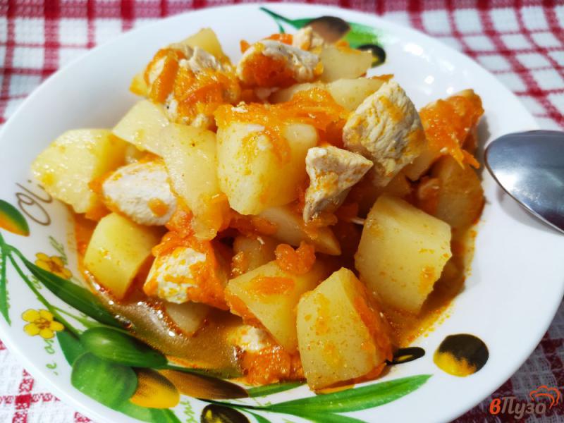 Фото приготовление рецепта: Картофель тушёный с курицей и морковью шаг №6