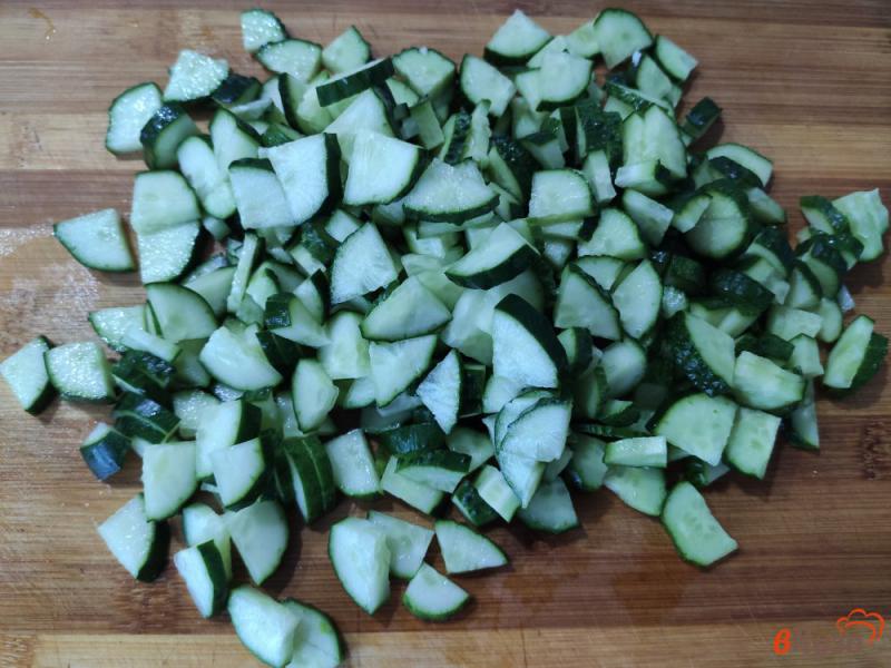 Фото приготовление рецепта: Салат с жареными шампиньонами шаг №4