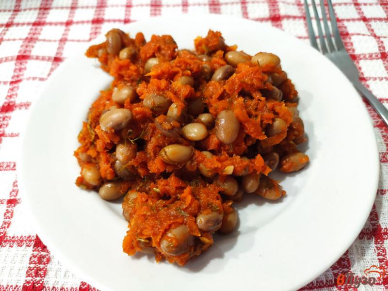 Фото приготовление рецепта: Фасоль в томате с морковью шаг №7