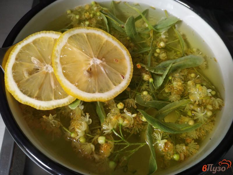 Фото приготовление рецепта: Липовый отвар с медом и лимоном шаг №3