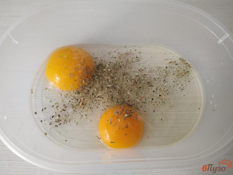 Фото приготовление рецепта: Омлет из индюшиных яиц и прованскими травами на пару шаг №2