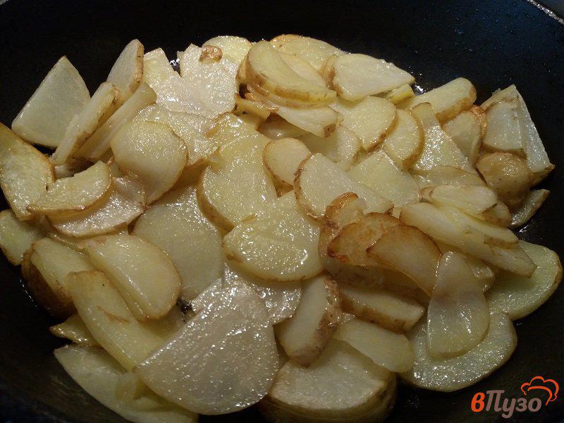Фото приготовление рецепта: Молодой жаренный картофель шаг №4