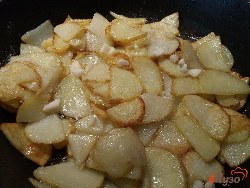 Фото приготовление рецепта: Молодой жаренный картофель шаг №5