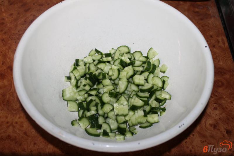 Фото приготовление рецепта: Зеленый салат с редисом и капустой шаг №1