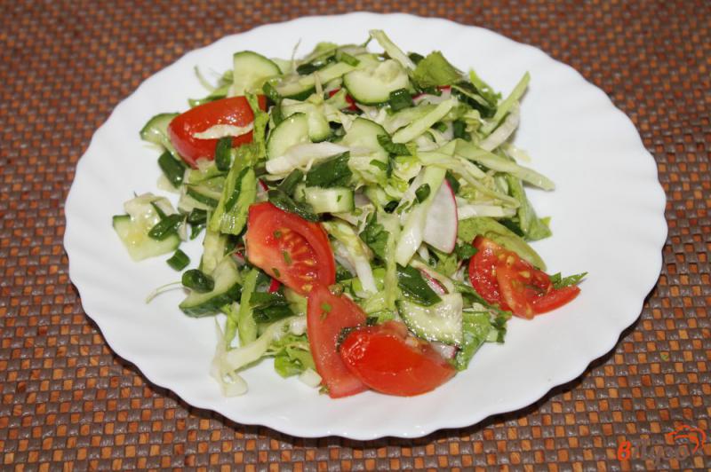 Фото приготовление рецепта: Зеленый салат с редисом и капустой шаг №6