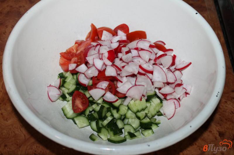 Фото приготовление рецепта: Зеленый салат с редисом и капустой шаг №2