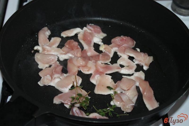 Фото приготовление рецепта: Рагу из цветной капусты кабачка и куриного филе шаг №2
