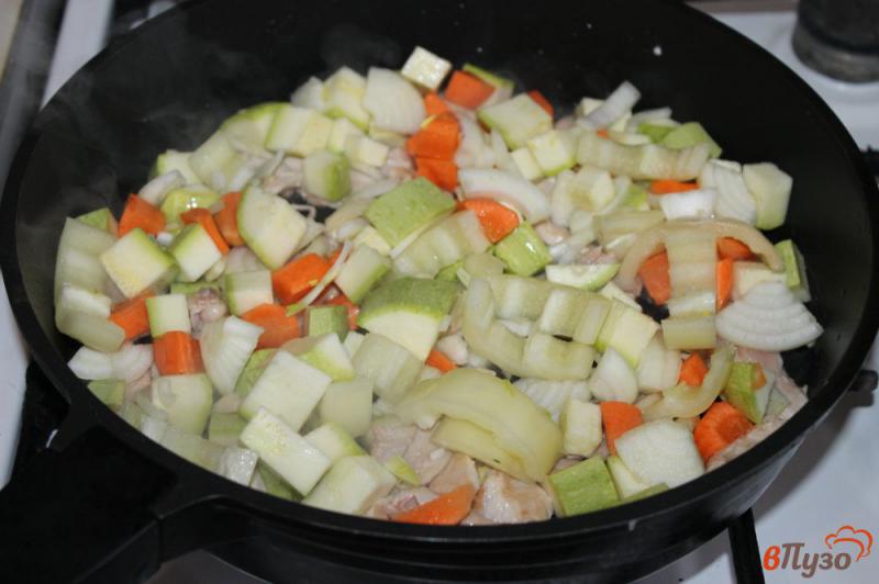 Фото приготовление рецепта: Рагу из цветной капусты кабачка и куриного филе шаг №4