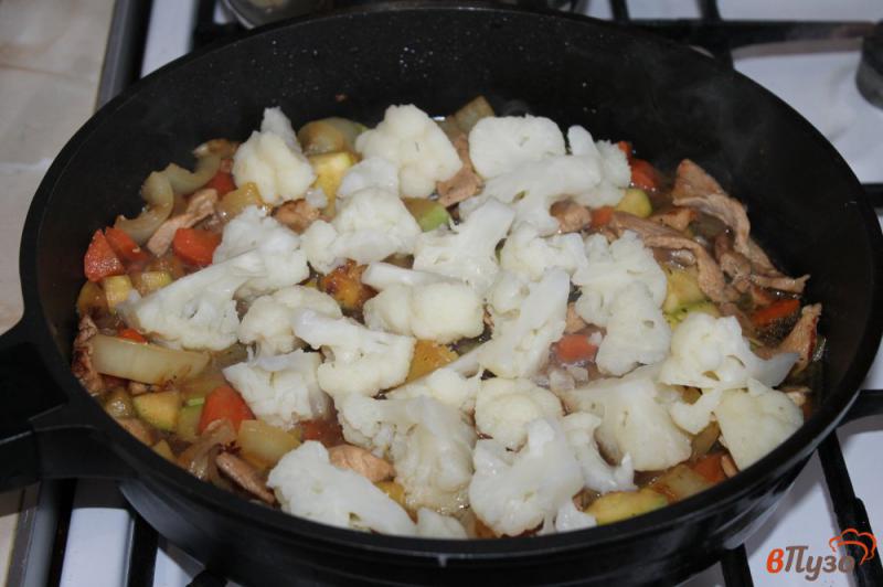 Фото приготовление рецепта: Рагу из цветной капусты кабачка и куриного филе шаг №5