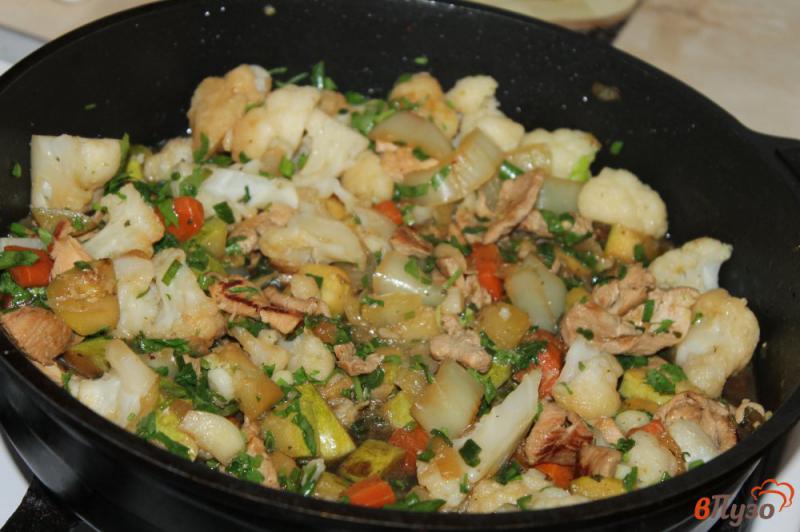 Фото приготовление рецепта: Рагу из цветной капусты кабачка и куриного филе шаг №6
