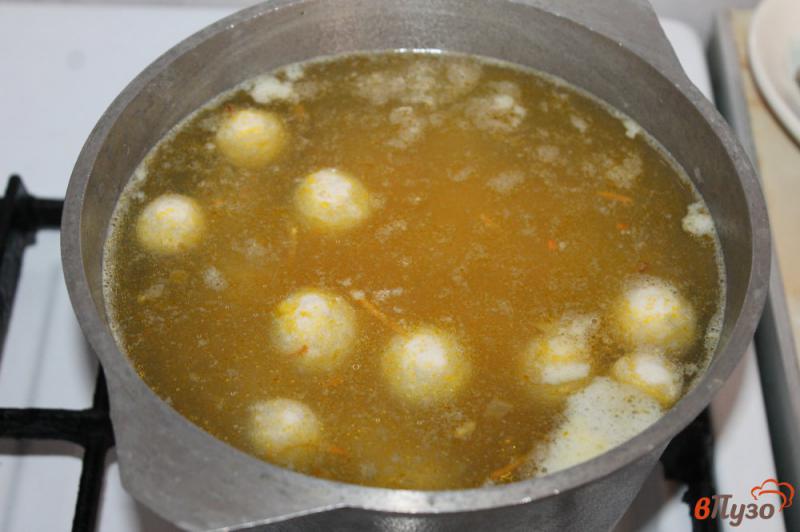 Фото приготовление рецепта: Суп с фрикадельками и сливками шаг №3