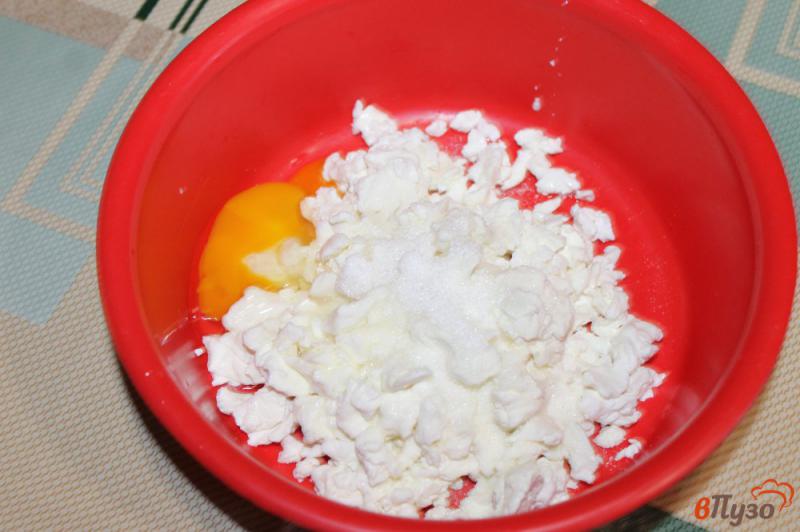 Фото приготовление рецепта: Сырники с домашними куриными яйцами шаг №2