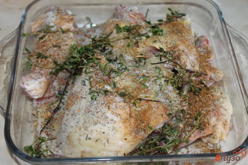 Фото приготовление рецепта: Запеченная курица с молодым картофелем в духовке шаг №2