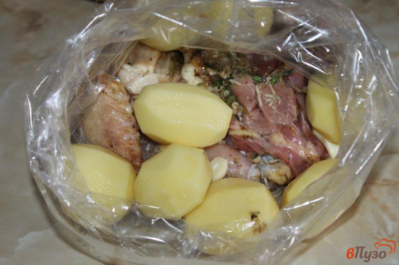 Фото приготовление рецепта: Запеченная курица с молодым картофелем в духовке шаг №4
