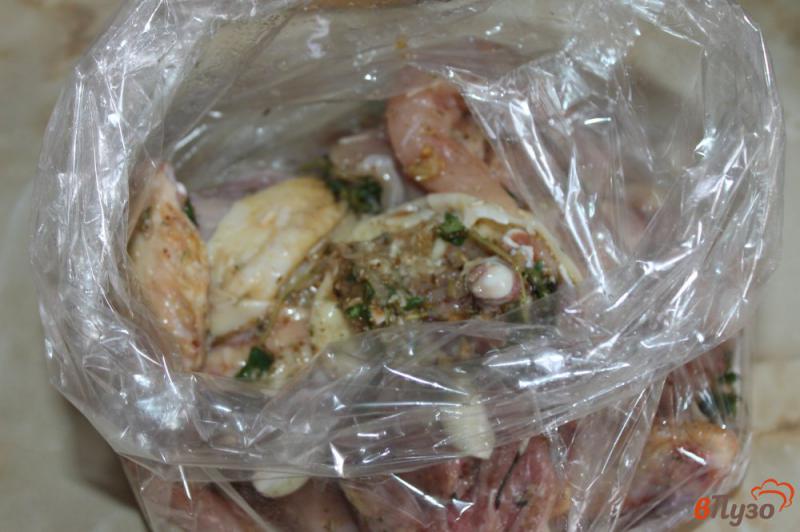 Фото приготовление рецепта: Запеченная курица с молодым картофелем в духовке шаг №3