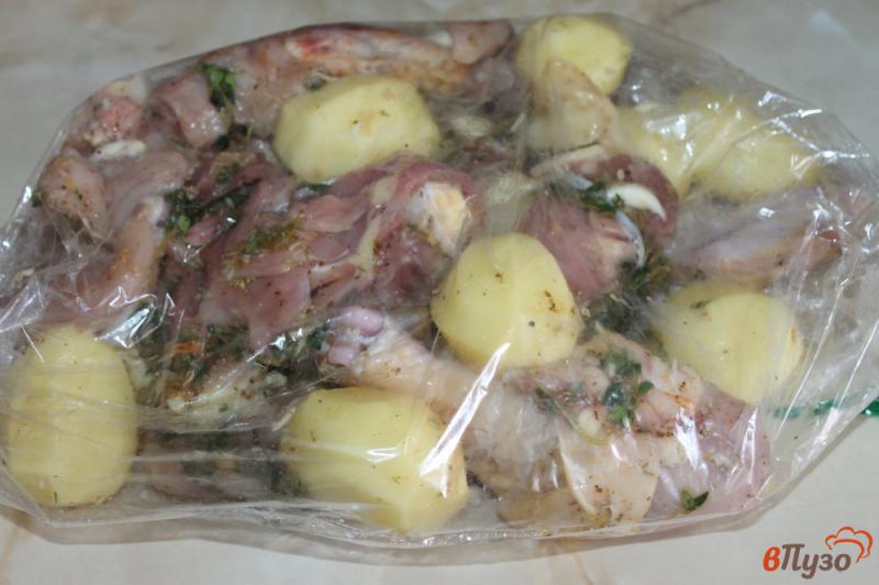 Фото приготовление рецепта: Запеченная курица с молодым картофелем в духовке шаг №5