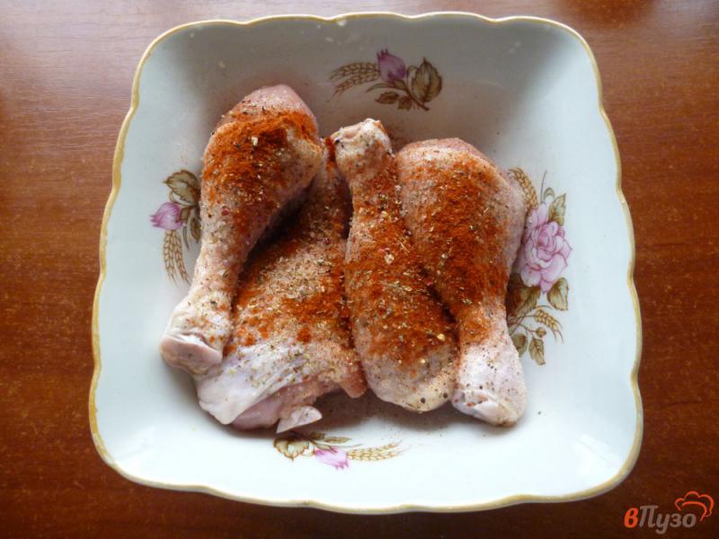 Фото приготовление рецепта: Куриные голени с молодым картофелем в духовке шаг №2