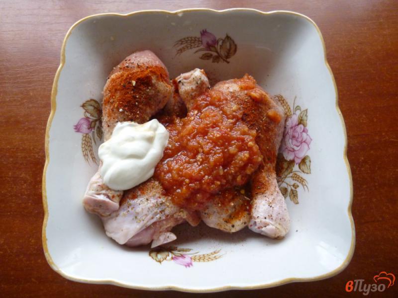 Фото приготовление рецепта: Куриные голени с молодым картофелем в духовке шаг №3
