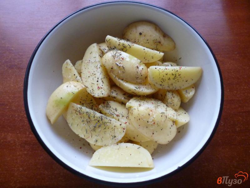 Фото приготовление рецепта: Куриные голени с молодым картофелем в духовке шаг №4