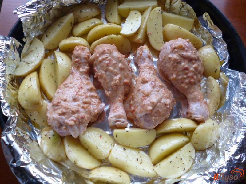 Фото приготовление рецепта: Куриные голени с молодым картофелем в духовке шаг №5