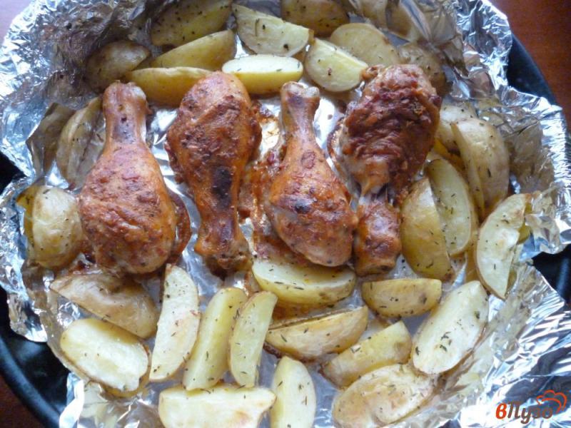 Фото приготовление рецепта: Куриные голени с молодым картофелем в духовке шаг №6