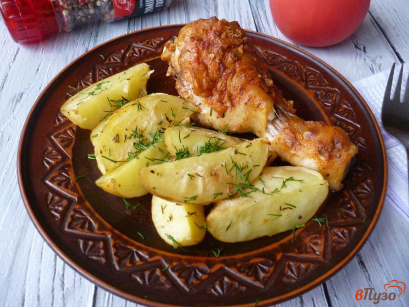 Фото приготовление рецепта: Куриные голени с молодым картофелем в духовке шаг №7