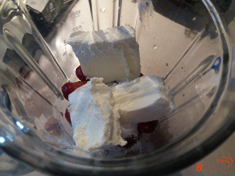 Фото приготовление рецепта: Молочный коктейль с клубникой и ванильным мороженым шаг №3