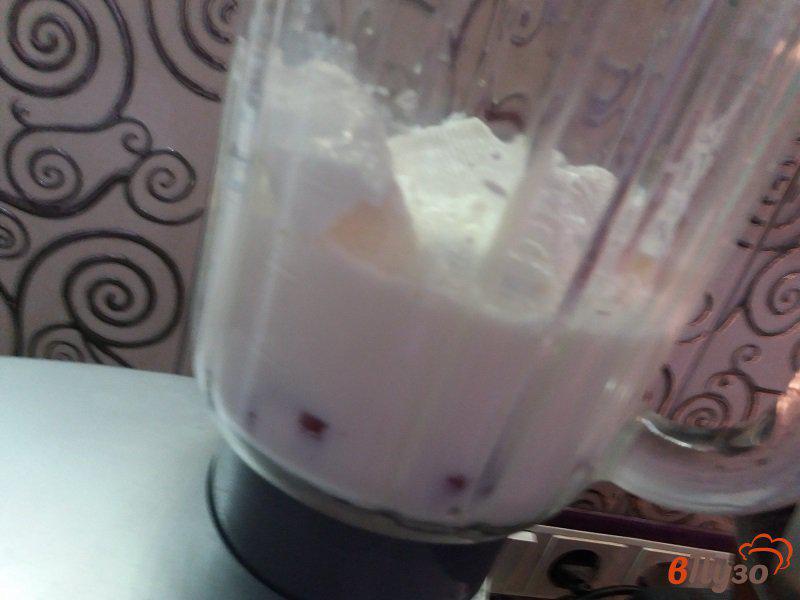 Фото приготовление рецепта: Молочный коктейль с клубникой и ванильным мороженым шаг №4